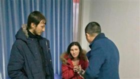 俄羅斯夫妻窮遊中國，把急診病房當客房。（圖／翻攝自《華西都市報》）