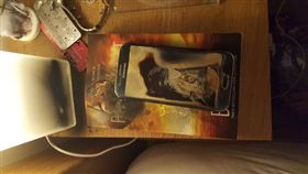 三星手機起火
圖翻攝自每日紀事報
http://www.dailyrecord.co.uk/news/scottish-news/dads-samsung-smartphone-explodes-bursts-9759865
