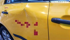 連男走出淡水馬偕醫院時，怒踹排班小黃車門，又譙前來處理的警員，遭到反手壓制逮捕（翻攝畫面）