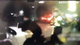 羅男酒駕載妻返家遭警攔下酒測，他竟暴走怒飆警員髒話，還當場砸爛酒測器遭逮（翻攝畫面）