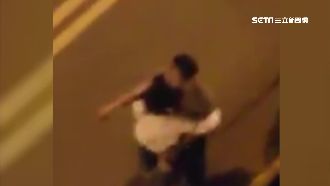 醉漢大鬧街頭　外送員路過被踹到撞牆