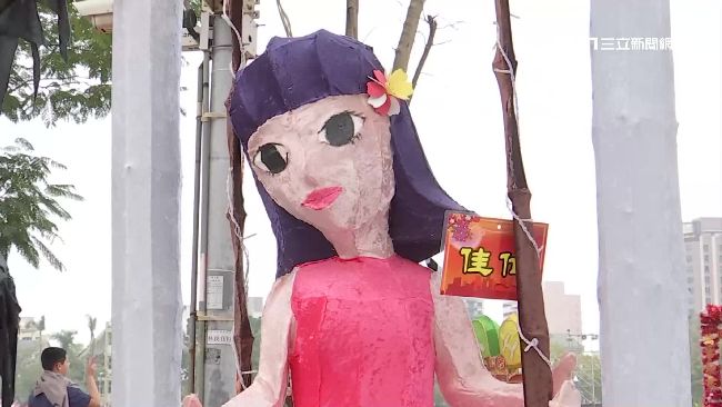 燈會結束後…紅衣小女孩要回山裡了！