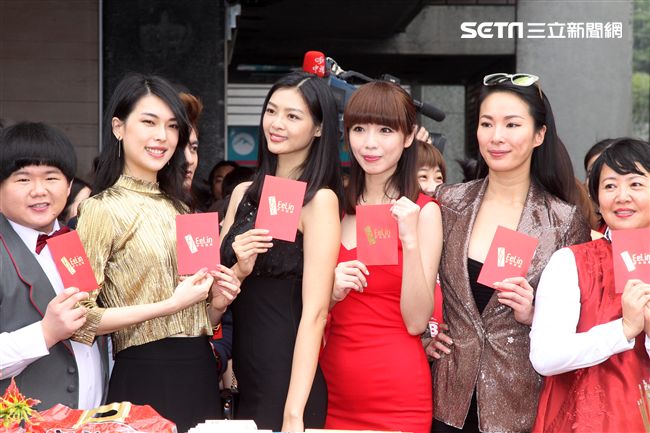 伊林林嘉綺、王麗雅、王尹平、張珈瑜、吳品萱等模特兒新春開工團拜，金雞報喜大發利市。（記者邱榮吉/攝影）
