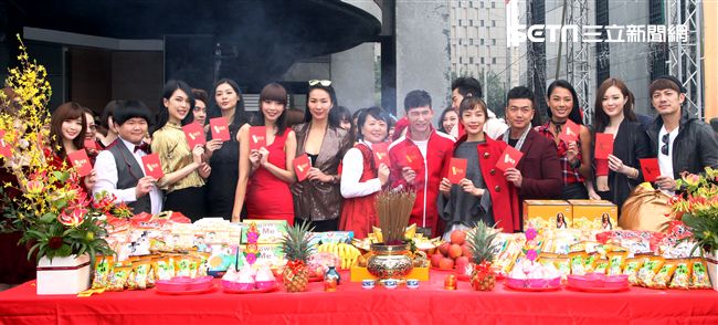 伊林林嘉綺、王麗雅、王尹平、張珈瑜、吳品萱等模特兒新春開工團拜，金雞報喜大發利市。（記者邱榮吉/攝影）