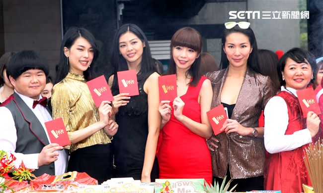 伊林林嘉綺、王麗雅、王尹平、張珈瑜、吳品萱等模特兒新春開工團拜，金雞報喜大發利市。（記者邱榮吉/攝影）