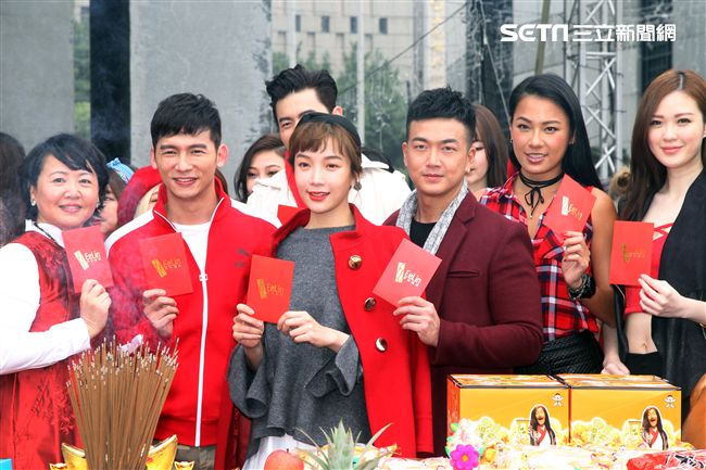 伊林林嘉綺、王麗雅、王尹平、張珈瑜、溫昇豪等模特兒新春開工團拜，金雞報喜大發利市。（記者邱榮吉/攝影）