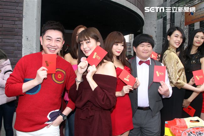 伊林成語蕎、李明川、夏如芝等模特兒新春開工團拜，金雞報喜大發利市。（記者邱榮吉/攝影）