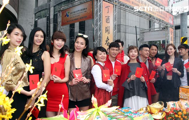 伊林林嘉綺、王麗雅、王尹平、張珈瑜、吳品萱等模特兒新春開工團拜，金雞報喜大發利市。（記者邱榮吉/攝影）
