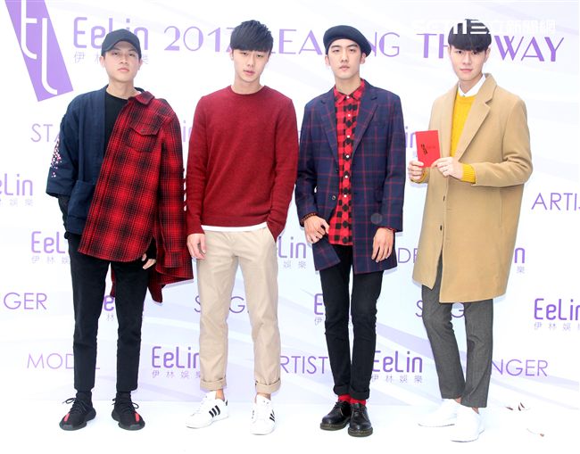 伊林林嘉綺、王麗雅、王尹平、張珈瑜、吳品萱等模特兒新春開工團拜，金雞報喜大發利市。（記者邱榮吉/攝影）