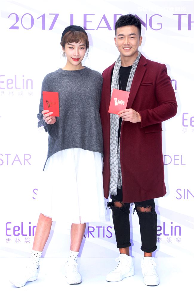 伊林模特兒李沛旭、蔡淑臻新春開工，金雞報喜大發利市。（記者邱榮吉/攝影）