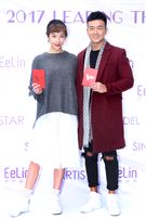 伊林模特兒李沛旭、蔡淑臻新春開工，金雞報喜大發利市。（記者邱榮吉/攝影）