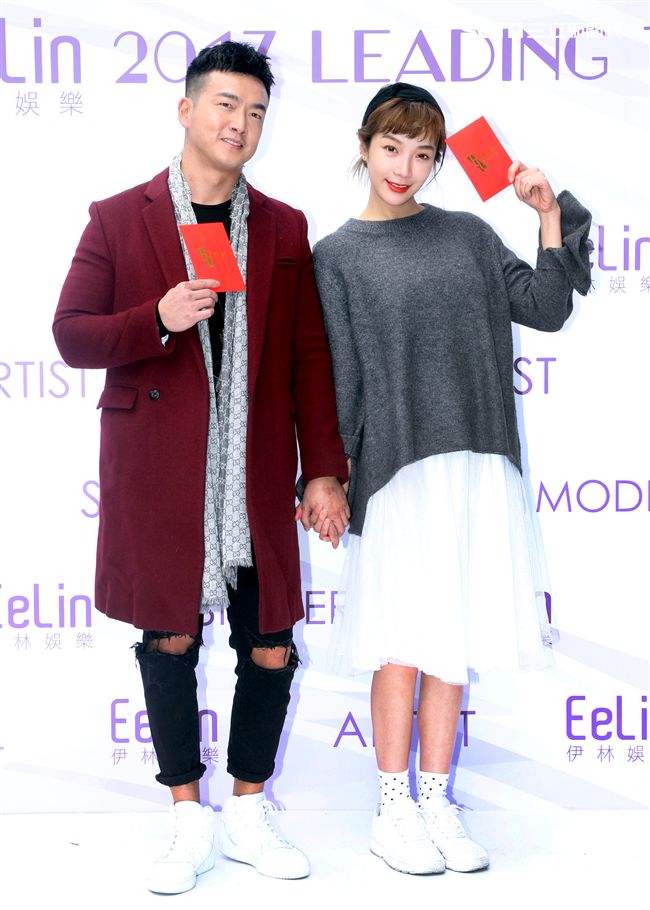 伊林模特兒李沛旭、蔡淑臻新春開工，金雞報喜大發利市。（記者邱榮吉/攝影）