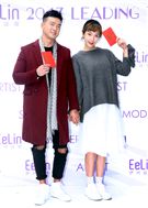 伊林模特兒李沛旭、蔡淑臻新春開工，金雞報喜大發利市。（記者邱榮吉/攝影）