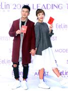 伊林模特兒李沛旭、蔡淑臻新春開工，金雞報喜大發利市。（記者邱榮吉/攝影）