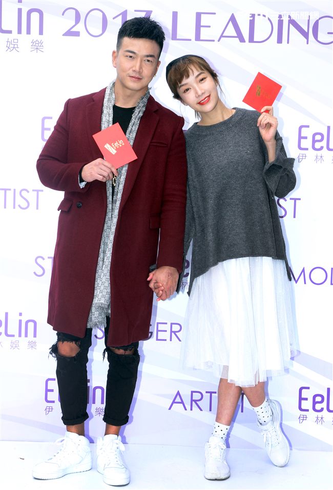 伊林模特兒李沛旭、蔡淑臻新春開工，金雞報喜大發利市。（記者邱榮吉/攝影）