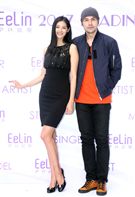 伊林模特兒林嘉綺、黃志瑋新春開工，金雞報喜大發利市。（記者邱榮吉/攝影）