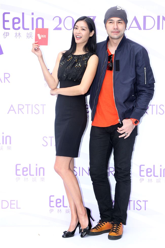 伊林模特兒林嘉綺、黃志瑋新春開工，金雞報喜大發利市。（記者邱榮吉/攝影）