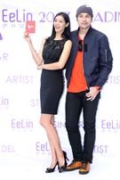 伊林模特兒林嘉綺、黃志瑋新春開工，金雞報喜大發利市。（記者邱榮吉/攝影）