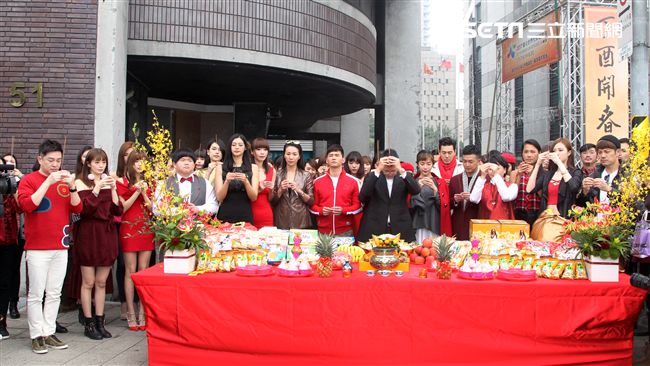 伊林林嘉綺、王麗雅、王尹平、張珈瑜、吳品萱等模特兒新春開工團拜，金雞報喜大發利市。（記者邱榮吉/攝影）