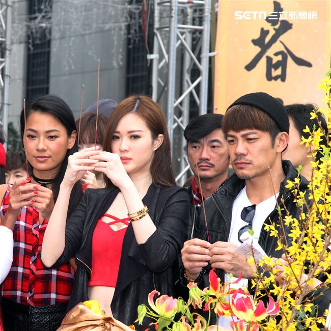 伊林林嘉綺、王麗雅、王尹平、張珈瑜、吳品萱等模特兒新春開工團拜，金雞報喜大發利市。（記者邱榮吉/攝影）