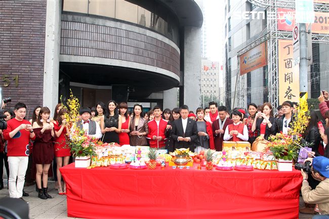 伊林林嘉綺、王麗雅、王尹平、張珈瑜、吳品萱等模特兒新春開工團拜，金雞報喜大發利市。（記者邱榮吉/攝影）