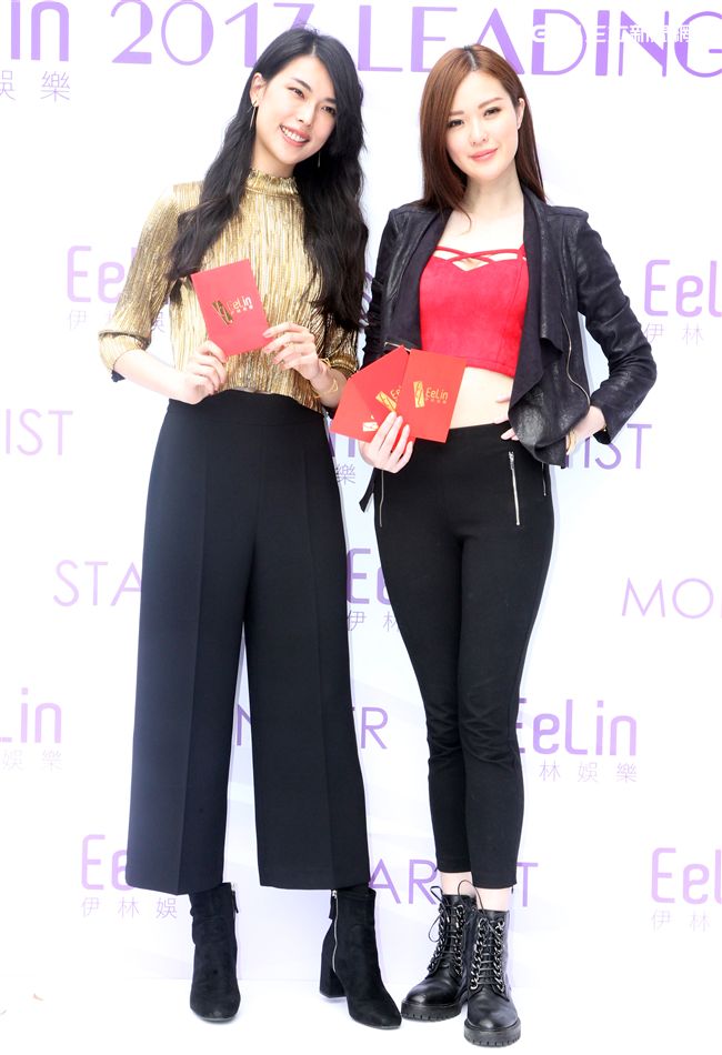 伊林模特兒新春開工團拜，金雞報喜大發利市。（記者邱榮吉/攝影）