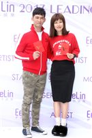 伊林模特兒溫昇豪、李維維新春開工，金雞報喜大發利市。（記者邱榮吉/攝影）