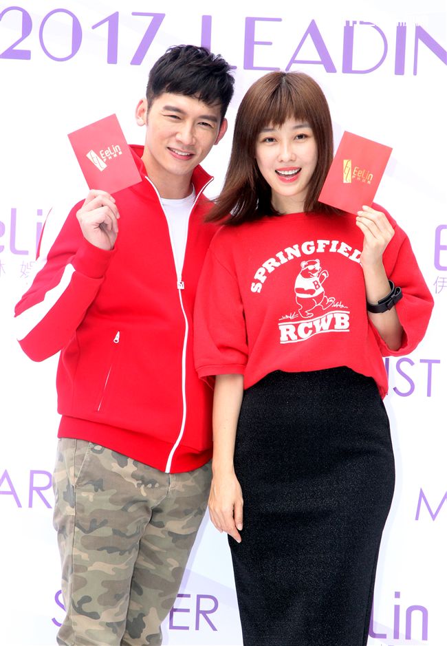 伊林模特兒溫昇豪、李維維新春開工，金雞報喜大發利市。（記者邱榮吉/攝影）