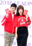 伊林模特兒溫昇豪、李維維新春開工，金雞報喜大發利市。（記者邱榮吉/攝影）