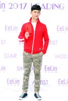 伊林模特兒溫昇豪新春開工，金雞報喜大發利市。（記者邱榮吉/攝影）