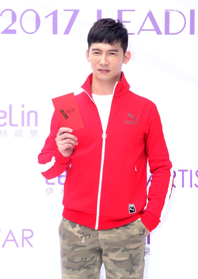 伊林模特兒溫昇豪新春開工，金雞報喜大發利市。（記者邱榮吉/攝影）