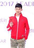 伊林模特兒溫昇豪新春開工，金雞報喜大發利市。（記者邱榮吉/攝影）