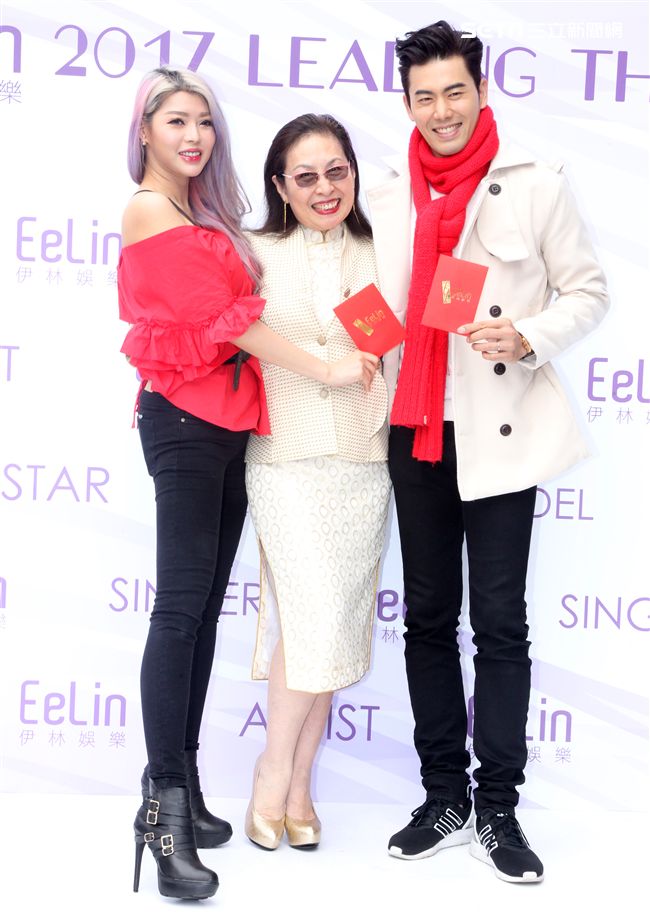 伊林模特兒殷琦、丁也恬、余秉諺新春開工，金雞報喜大發利市。（記者邱榮吉/攝影）