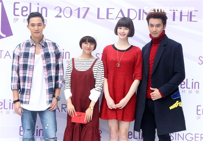 伊林模特兒新春開工團拜，金雞報喜大發利市。（記者邱榮吉/攝影）