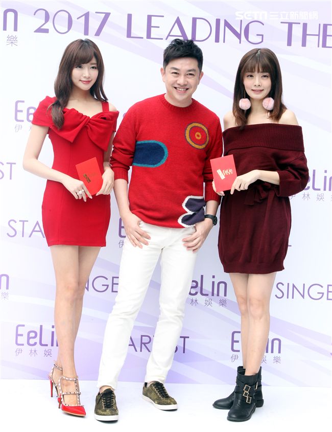 伊林模特兒成語蕎、李明川、夏如芝新春開工，金雞報喜大發利市。（記者邱榮吉/攝影）