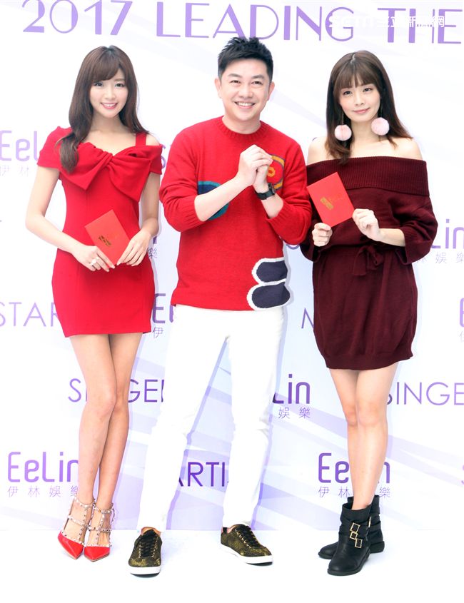 伊林模特兒成語蕎、李明川、夏如芝新春開工，金雞報喜大發利市。（記者邱榮吉/攝影）