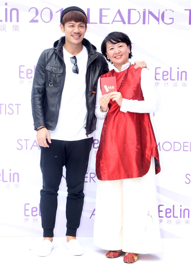 伊林模特兒新春開工團拜，金雞報喜大發利市。（記者邱榮吉/攝影）