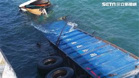 貨車離奇衝台中港落海