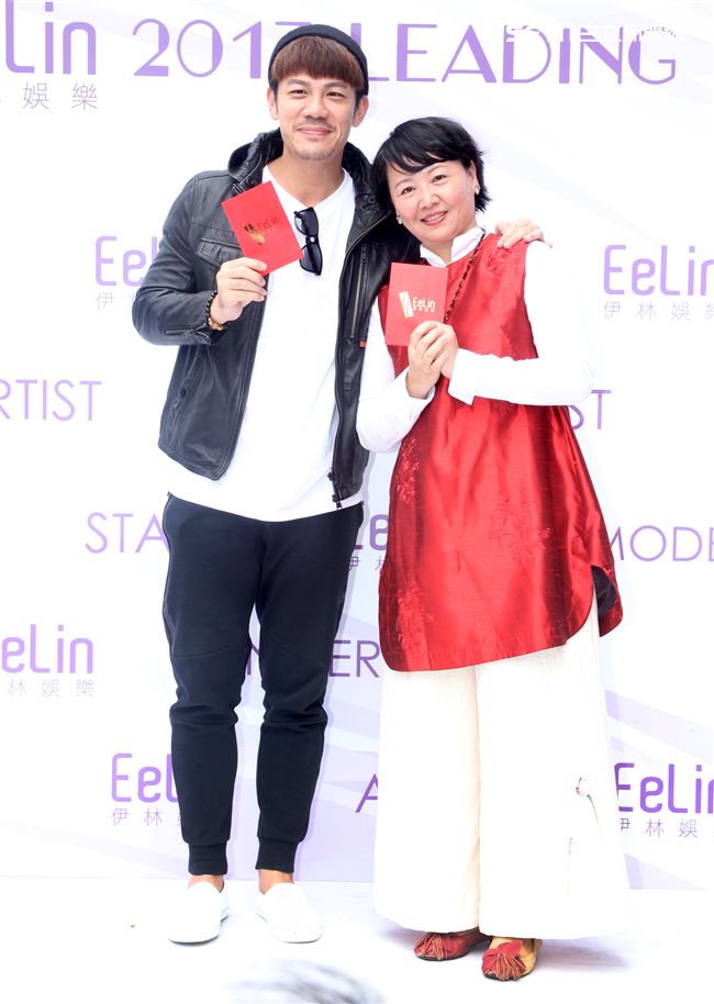 伊林模特兒新春開工團拜，金雞報喜大發利市。（記者邱榮吉/攝影）