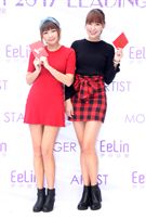 伊林模特兒新春開工團拜，金雞報喜大發利市。（記者邱榮吉/攝影）