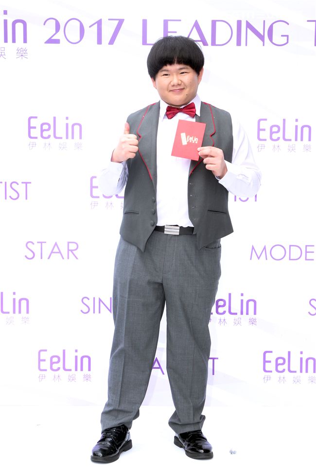 伊林模特兒小胖(林育羣)新春開工，金雞報喜大發利市。（記者邱榮吉/攝影）