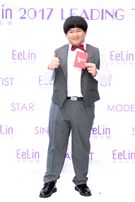 伊林模特兒小胖(林育羣)新春開工，金雞報喜大發利市。（記者邱榮吉/攝影）