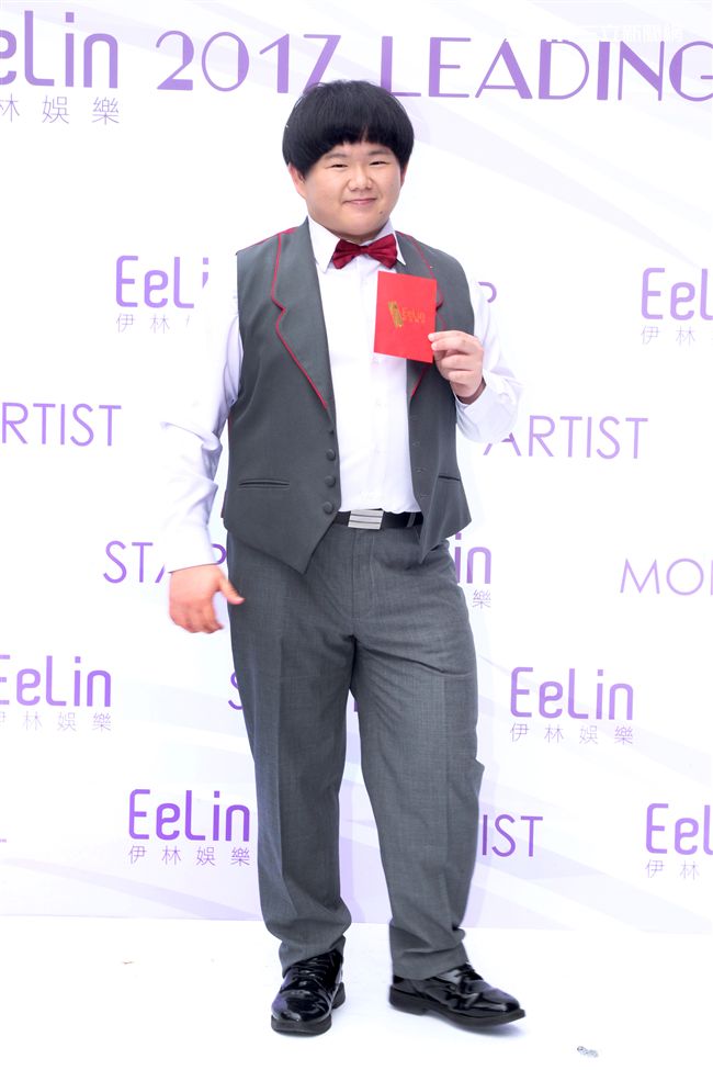 伊林模特兒小胖(林育羣)新春開工，金雞報喜大發利市。（記者邱榮吉/攝影）