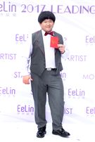 伊林模特兒小胖(林育羣)新春開工，金雞報喜大發利市。（記者邱榮吉/攝影）