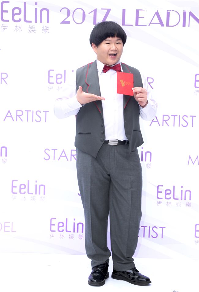 伊林模特兒小胖(林育羣)新春開工，金雞報喜大發利市。（記者邱榮吉/攝影）