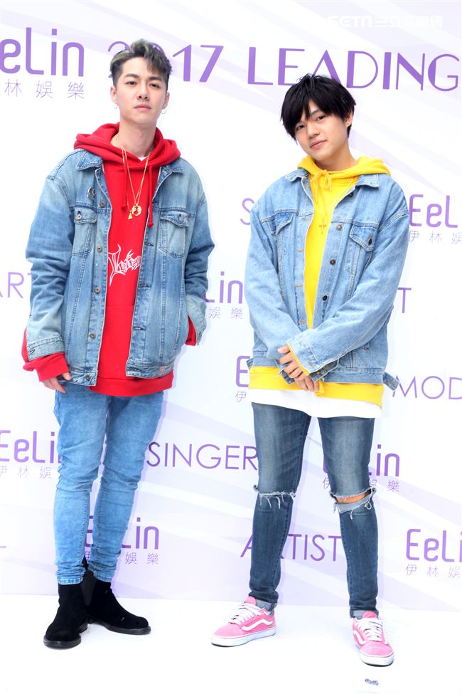 伊林模特兒新春開工團拜，金雞報喜大發利市。（記者邱榮吉/攝影）