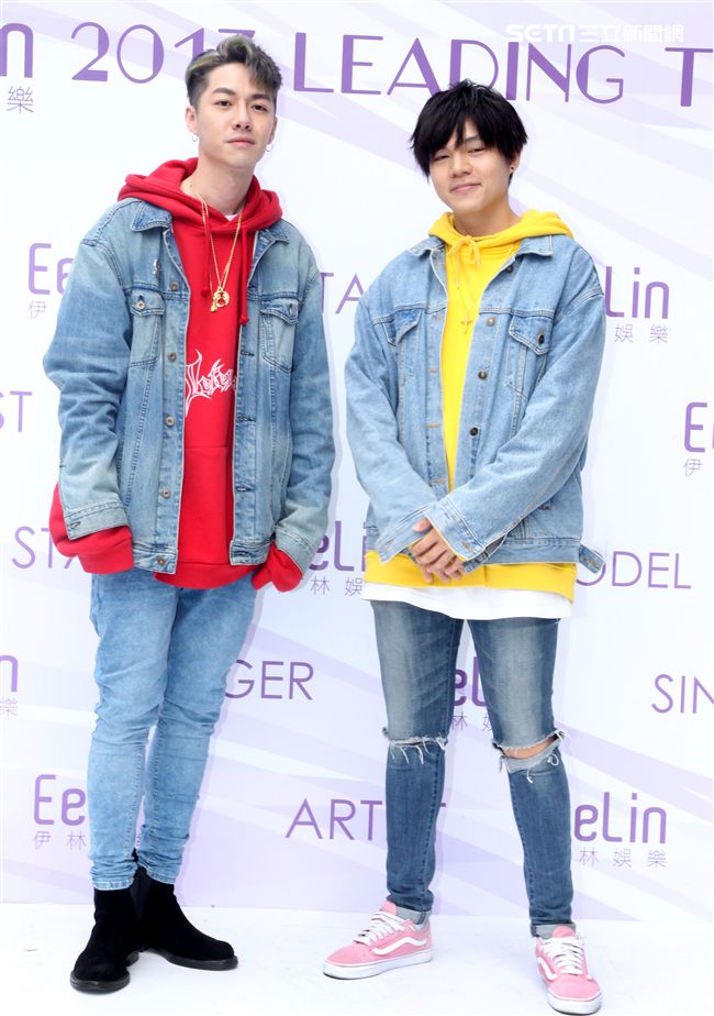 伊林模特兒新春開工團拜，金雞報喜大發利市。（記者邱榮吉/攝影）