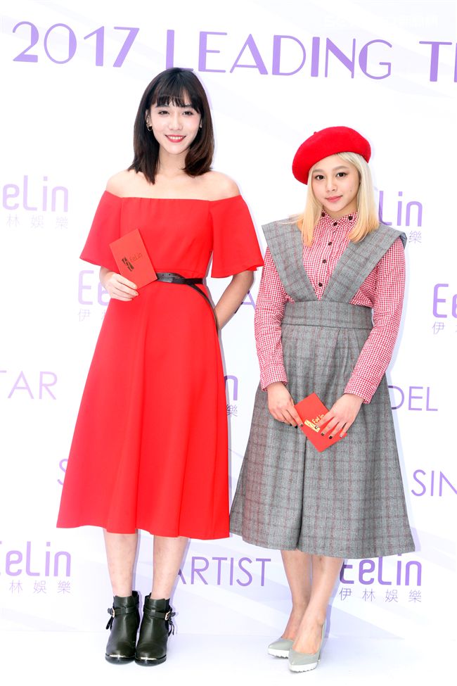 伊林模特兒郭曉曉、隋玲新春開工團拜，金雞報喜大發利市。（記者邱榮吉/攝影）