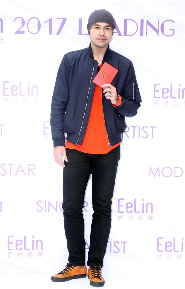 伊林模特兒黃志瑋新春開工，金雞報喜大發利市。（記者邱榮吉/攝影）