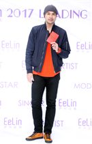 伊林模特兒黃志瑋新春開工，金雞報喜大發利市。（記者邱榮吉/攝影）